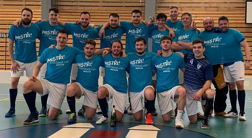 Horní řada: Michal Gabauer, Štěpán Hrdlička, Vladimír Pešl ml., Václav Havelka, Petr Kopolovič, Miroslav Hovorka, Vítek Robl, Vladimír Pešl st., Ladislav Sippl, Pavel Hromádka Dolní řada: Martin Myslík, Zdeněk Chval, Ondřej Hradil, Ondřej Gabauer, Jakub Kováč, Tomáš Koška